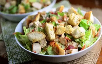 آموزش پخت سالاد سزار کلاسیک (با سس خانگی و کروتون ترد)