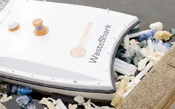 جمع آوری زباله‌های دریا با پهپادهای آبی هوشمند