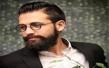  محسن افشانی به همراه همسرش، کنار درخت کریسمس