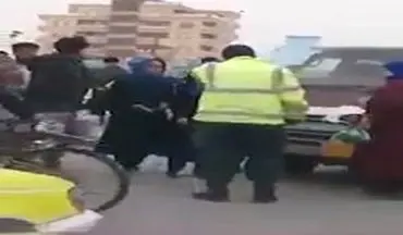 کتک زدن مامور پلیس توسط سرنشینان یک خودرو 