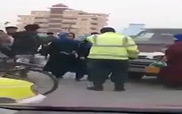 کتک زدن مامور پلیس توسط سرنشینان یک خودرو 