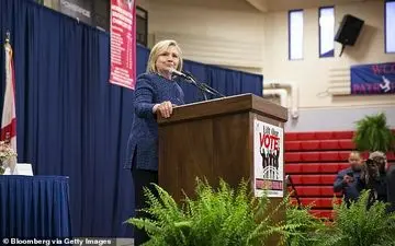 هیلاری کلینتون: هیچکس سندرز را دوست ندارد
