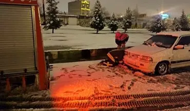 یدک‌کشی ۴۵ خودرو در برف توسط آتشنشانی کرمانشاه