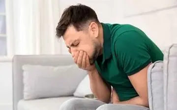 خوراندن هر ماده‌ای به فرد دچار مسمومیت خطرناک است