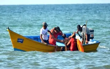 نجات ۱۲ صیاد از مرگ حتمی در خلیج‌فارس/ دو شناور غرق شد