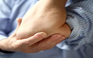 درمان‌ خانگی درد آرنج با چای زنجبیل 