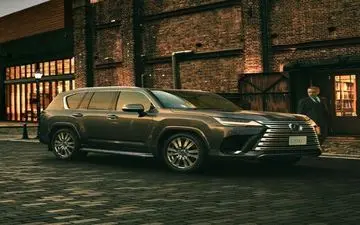 سرتعظیم تویوتا لندکروزر در مقابل لکسوس!