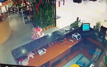 نجات یک کودک در حال سقوط توسط سرباز قهرمان + فیلم