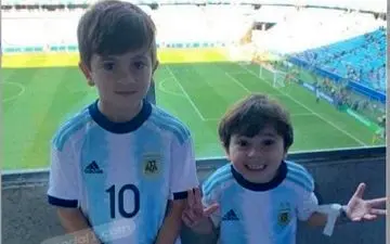 شیطنت فرزند لیونل مسی در دیدار آرژانتین و ونزوئلا 