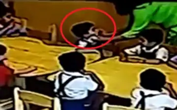 تنبیه عجیب دو دانش آموز توسط خانم معلم+ فیلم