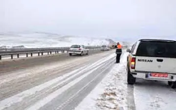 محور مهاباد به بوکان مسدود است/لزوم‌ همراه داشتن زنجیر چرخ