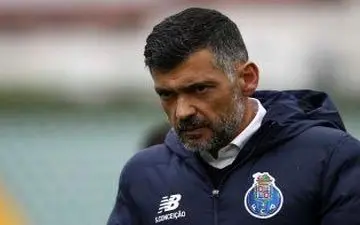 
عصبانیت شدید سرمربی طارمی در لحظه اعتراض به داور+ عکس 