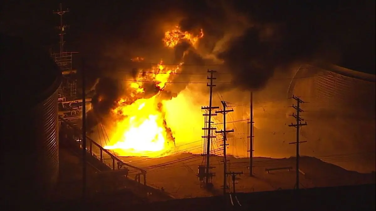 انفجار و آتش‌سوزی گسترده در بزرگ‌ترین پالایشگاه نفت ترکیه / تخلیه کامل پالایشگاه توپراس