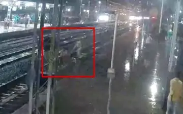 نجات زن جوان در حال خودکشی در ایستگاه قطار!