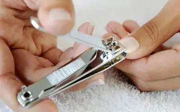  آیا ناخن گرفتن در شب واقعاً خطرناک است؟ تحقیقات جدید پاسخ می‌دهد!