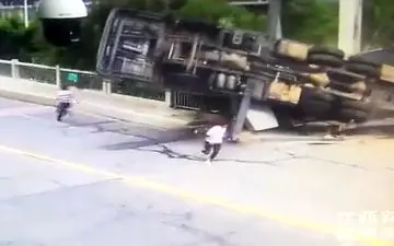 نجات معجزه آسای دو کارگر پس از سقوط جرثقیل