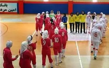 تیپ و ژست فوتبالی فرناز امینی در تیم فوتسال هنرمندان