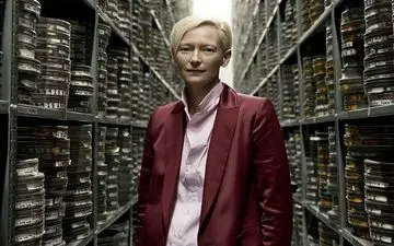 تیلدا سوینتون از بفتا جایزه می‌گیرد