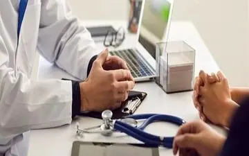 یک پزشک به دلیل دریافت وجه اضافی از بیمار جریمه شد