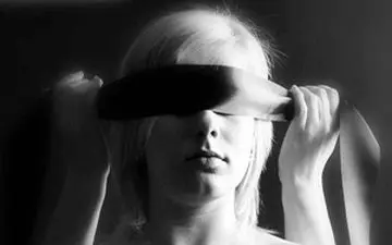 لحظه بینا شدن دختر بچه نابینا + فیلم