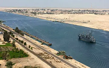 لحظه عبور یک کشتی باری غول پیکر از کانالی باریک + فیلم