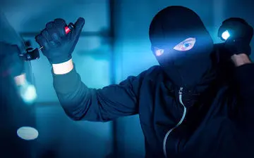 ویدئویی جنجالی از انتقال سارق خفتگیر بر روی کاپوت ماشین به پلیس/التماس فرد خفتگیر چاره‌گشا نبود