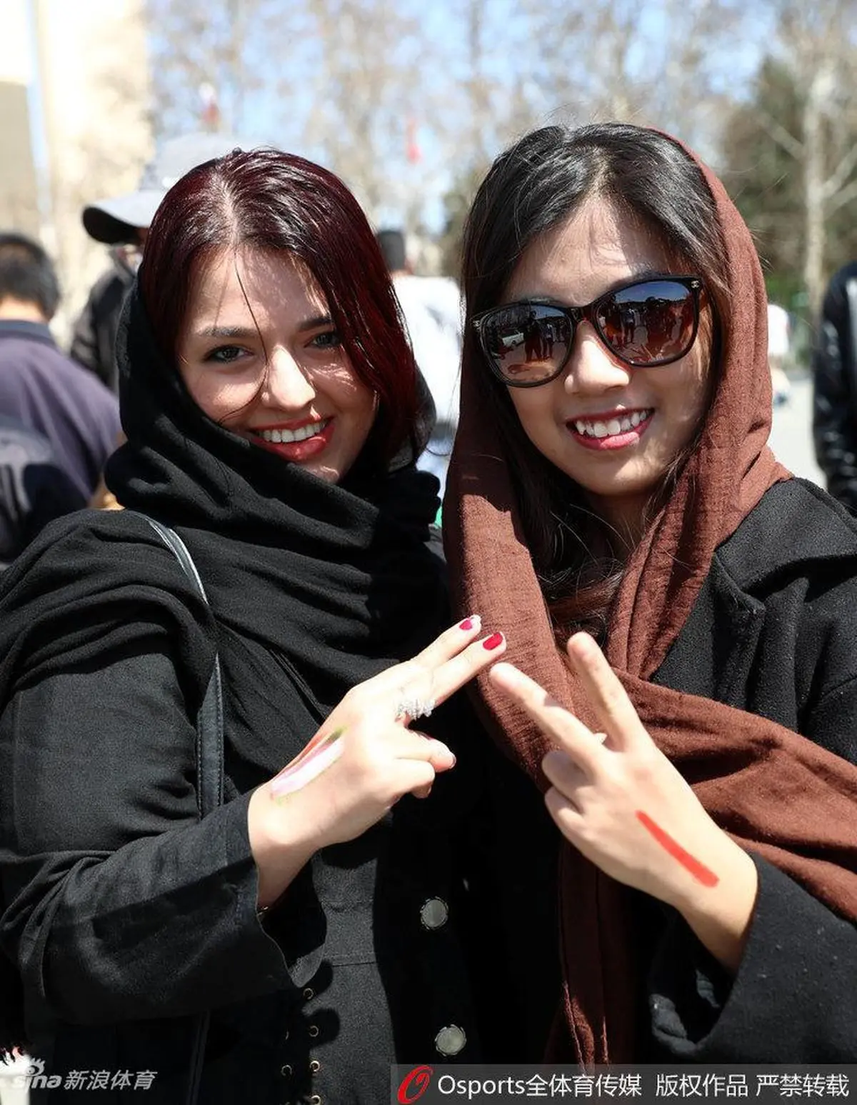  دختران ایرانی در استادیوم آزادی در بازی ایران و چین +تصاویر