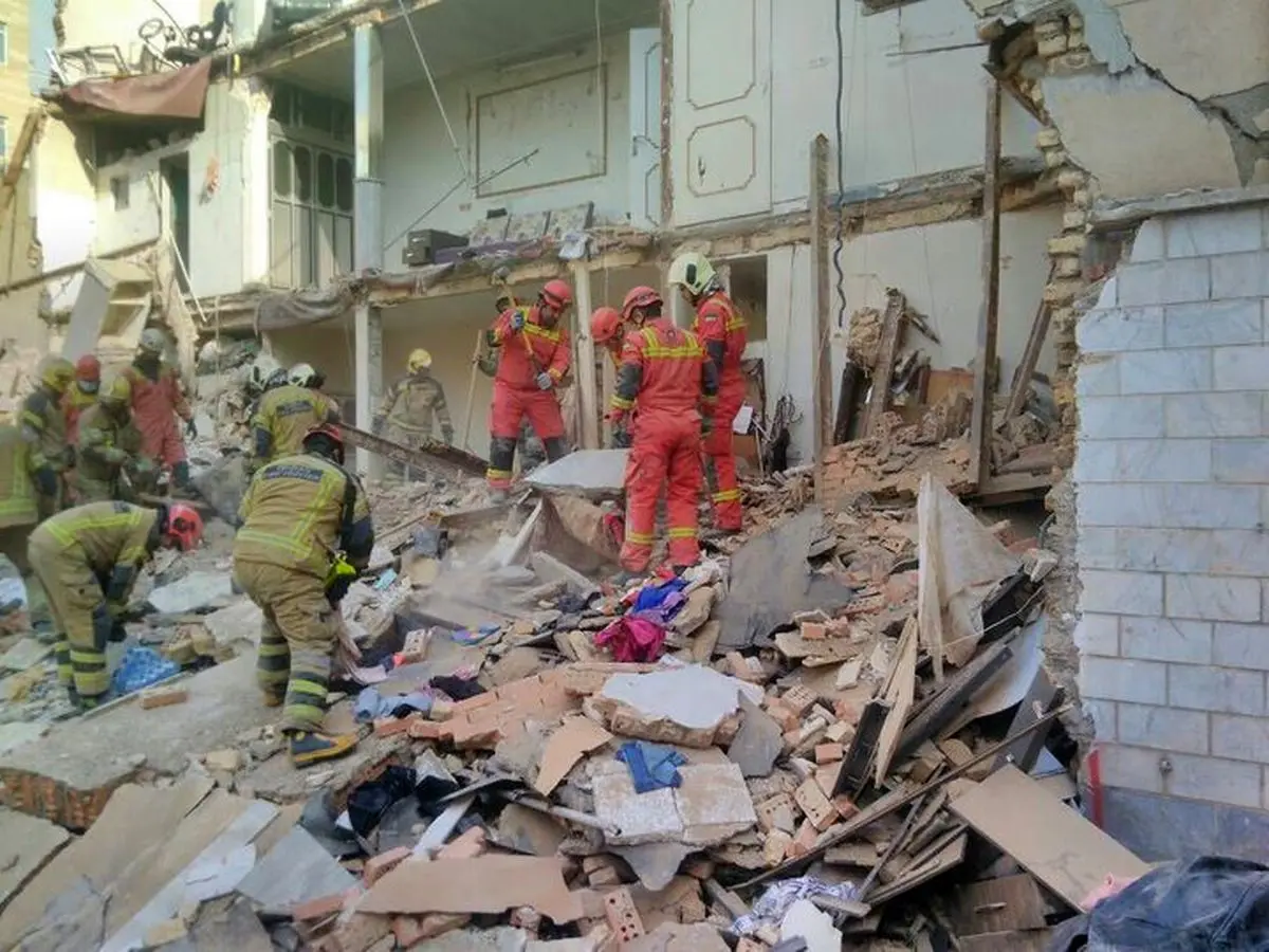 ریزش ساختمان در جنوب تهران| یک کشته و دو مصدوم؛ آمار محبوس شدگان مشخص نیست
