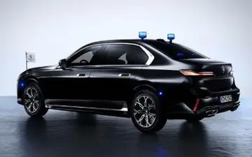 بی ام و I7 مشکی ضدگلوله معرفی شد؛ شاهکار برقی و با ابهت آلمانی‌ها
