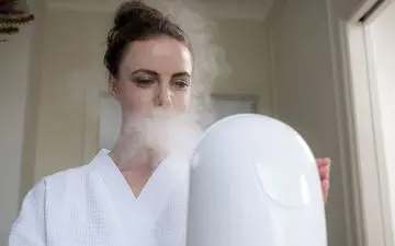 فواید شگفت‌انگیز بخار آب برای پوست و روش صحیح انجام آن
