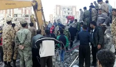 تلاش نیروهای امداد ارتش و مردم  برای نجات چهار تن و یک کودک زیر لاوار در سرپل ذهاب