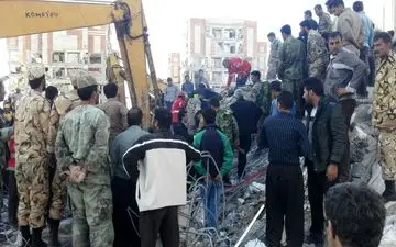 تلاش نیروهای امداد ارتش و مردم  برای نجات چهار تن و یک کودک زیر لاوار در سرپل ذهاب