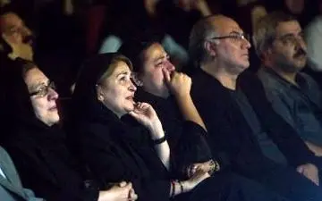 همسر «عارف لرستانی» با چشمان اشکبار در مراسم چهلم وی | عکس