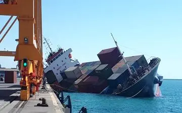 واژگونی یک کشتی کانتینری در بندر شهید رجایی/ 3 نفر مصدوم شدند 