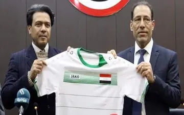 مربی ایرانی روی نیمکت ساحلی عراق