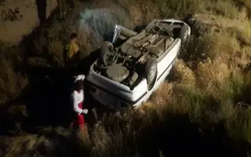 واژگونی ال ۹۰ در اتوبان کاشان- نطنز کودک 7 ساله را به کام مرگ کشاند