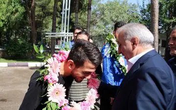 استقبال ارسلان حسینی مدیرکل و  کارکنان ورزش وجوانان استان کرمانشاه  از قهرمانان قابت‌های لیگ جهانی کاراته 