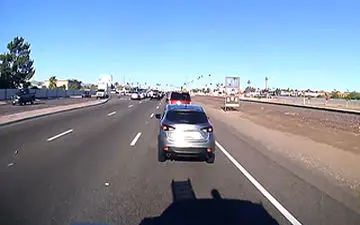 تصادف با سه خودرو حین پیامک زدن + فیلم 