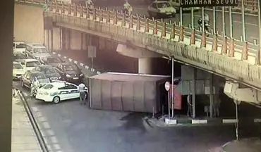 
کامیون قد بلند در پل سئول به دردسر افتاد
