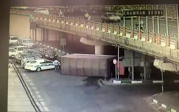 
کامیون قد بلند در پل سئول به دردسر افتاد
