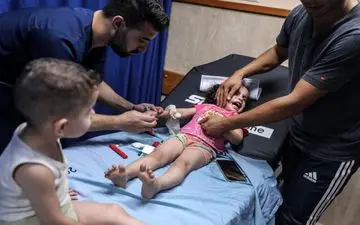 برخورد ترکش به صورت دختربچه فلسطینی در حمله هوایی صهیونیست‌ها
