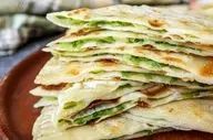 طرز تهیه کلانه کردستانی؛ نوعی نان محلی با سبزیجات معطر