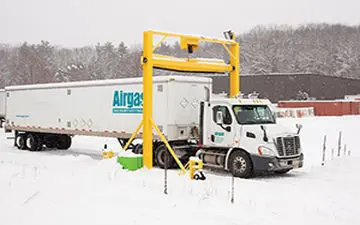دستگاهی کارآمد برای برف روبی از روی سقف خودروها + فیلم