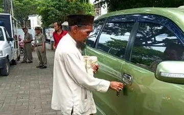 گدایی که شاسی سوار از آب درآمد!