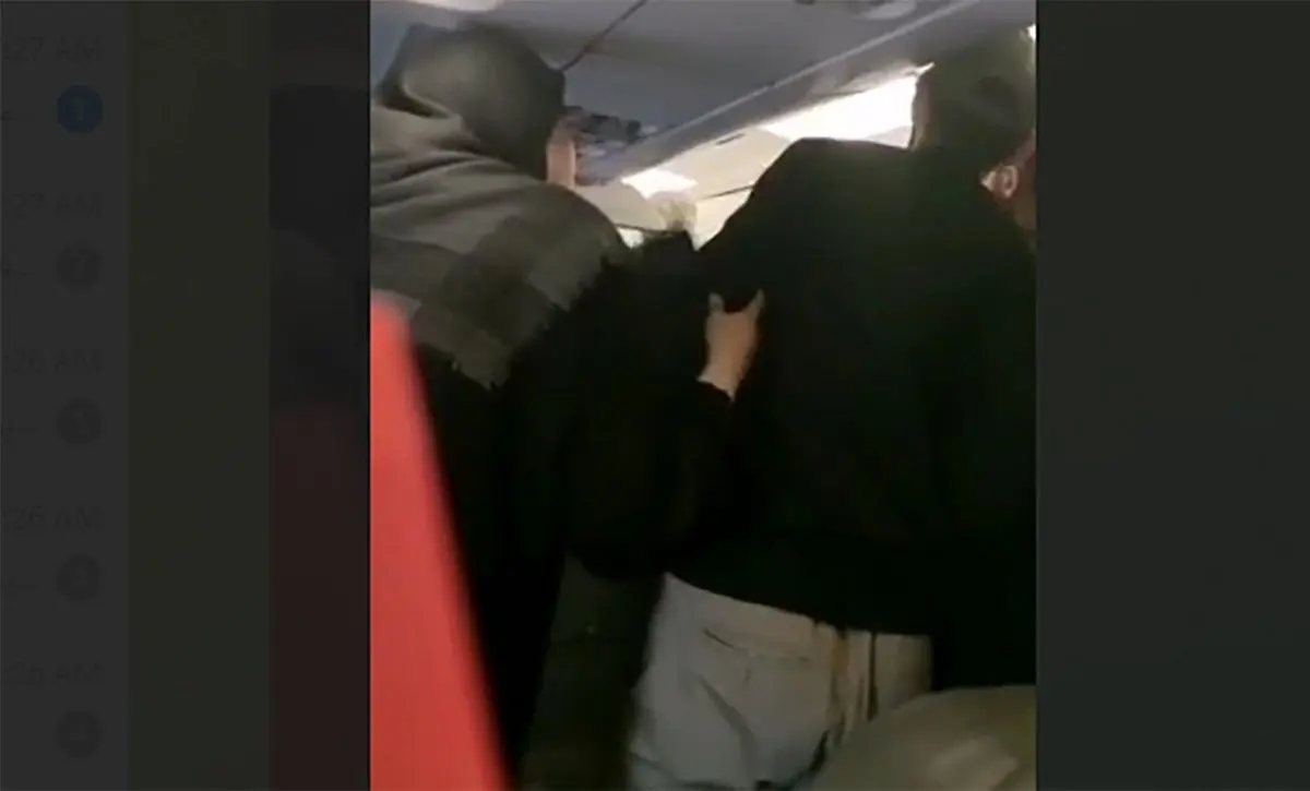 کتک خوردن مسافر توسط مهماندار پرواز نجف تهران هواپیمایی قشم ایر + ویدئو شرم آور
