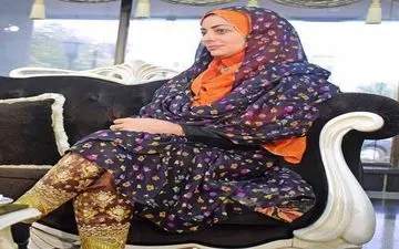  لباس عجیب و غیر معمولی بازیگر زن مشهور در برنامه زنده/ببینید