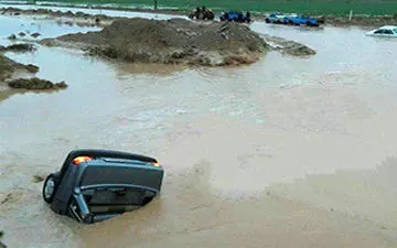 لحظه گیر افتادن پراید در سیل + فیلم