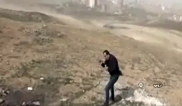 تند باد در ارومیه خبرنگار را با خود برد + فیلم
