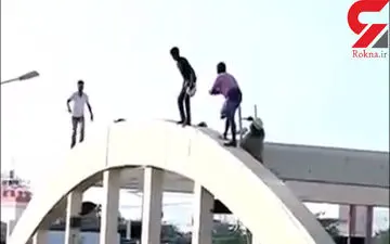فیلم لحظه خودکشی عجیب یک نوجوان از روی پل +فیلم 