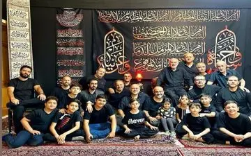 عکس یادگاری بازیگر سرشناس در هیات عزاداری امام حسین (ع)
